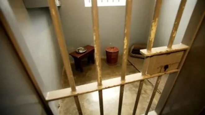 Nelson Mandela a passé 18 ans dans cette cellule, petit carre de béton froid, située sur l'île de Robben Island.