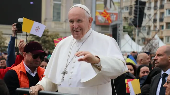 Папа Фрања поздравља окупљене на Тргу Македонија