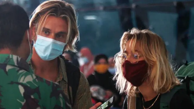 Dua warga negara asing (WNA) berbincang dengan petugas TNI untuk proses karantina setibanya di Terminal 3 Bandara Soekarno Hatta, Tangerang, Banten, Selasa (29/12).