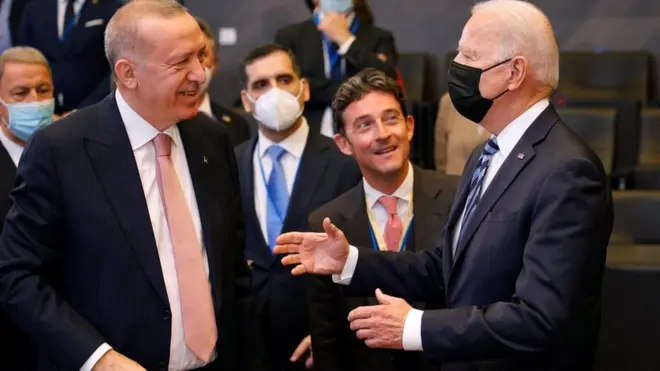 Tổng thống Joe Biden (phải) nói chuyện với Tổng thống Thổ Nhĩ Kỳ Recep Tayyip Erdogan
