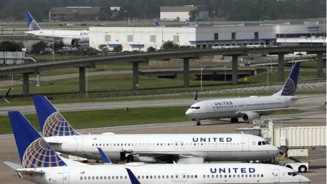 Анри Руссо был задержан в аэропорту Хьюстона на 10 часов