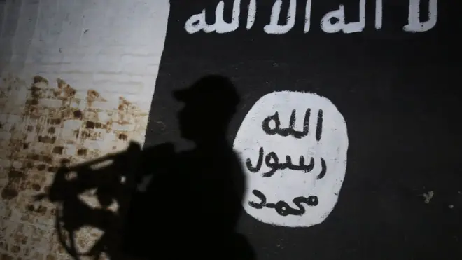 Irak'ta güvenlik görevlileri IŞİD bayrağı önünde