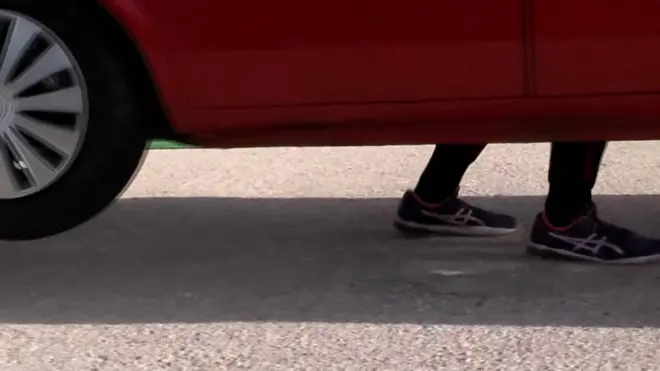 Человек несет машину