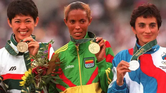 Atileet Faaxumaa Roobaa bara 1996 Olompikii Atilaantaa irratti maaraatooniin warqii injifatte