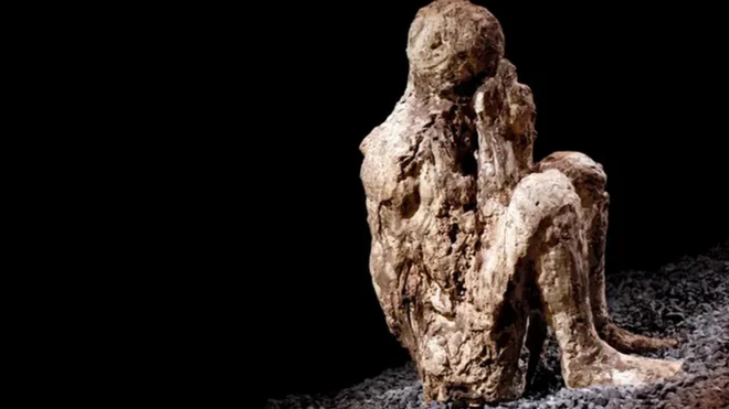 รูปหล่อจากเรซินจำลองท่าทางขณะเสียชีวิตของชาวเมืองปอมเปอี โดยชายผู้นี้ดึงผ้าคลุมตัวมาปิดปากและจมูกเอาไว้