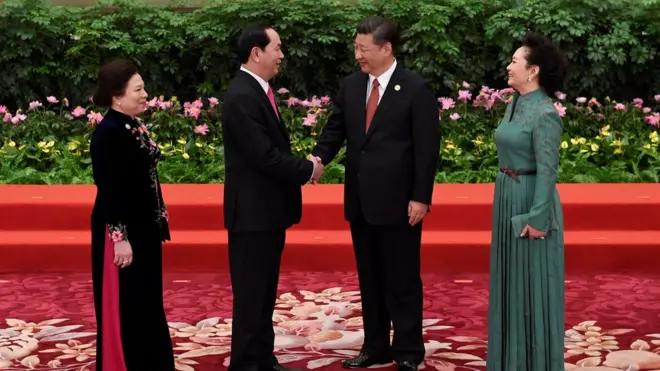 Chủ tịch Trung Quốc Tập Cận Bình và Chủ tịch Việt Nam Trần Đại Quang cùng các phu nhân tại buổi đại tiệc khai mạc Diễn đàn Vành đai và Con đường ở Bắc Kinh hôm 14/5.