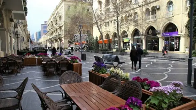 kafelərin boş masalarını görmək olar