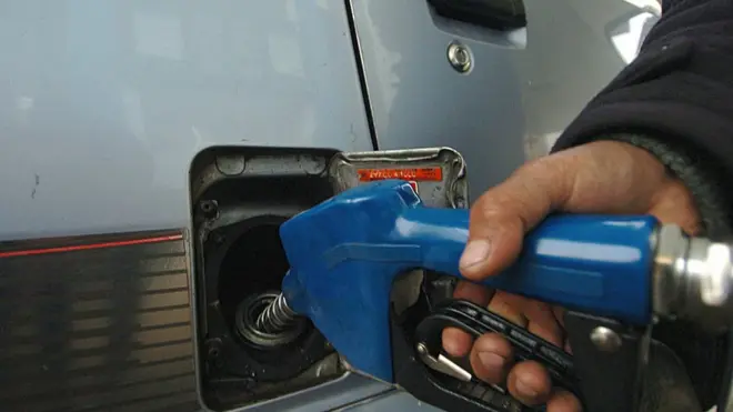 د کابل د ځینو اوسېدونکو په وینا د هر لیټر پټرولو بیه ۲۵ افغانۍ ټیټه شوې.