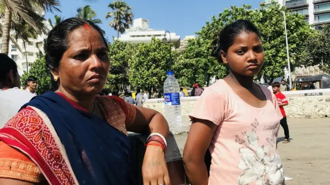 मन्नत के सामने पार्वती अपनी मां के साथ