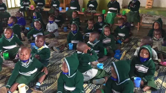 Abana bari kunywa igikoma mu irerero ry'incuke rya Miyove