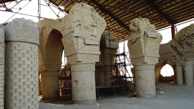 مسجد نه گنبد یا حج پیاده، به وسیله ابو خالد برمک از تاجیکان بلخ پس از سال ۱۰۷ هجری قمری ( ۷۲۵ میلادی) زمانی که از سوی اسد بن عبدالله القسری (دوره حکمرانی در خراسان ۱۰۷-۱۲۰ هجری قمری یا ۷۲۵-۷۳۸ میلادی) مامور بازسازی بلخ بود یا به وسیله فضل پسر یحیا، از تاجیکان برمکی، که در سال ۱۷۸ هجری قمری (۷۹۵ میلادی) در بلخ ساخته شد.