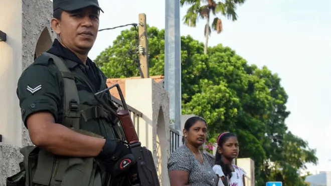 Menyusul serangan bom bunuh diri tiga pekan lalu, Sri Lanka menerapkan keadaan darurat dan memberi kewenangan aparat keamanan menangkap dan menahan tersangka.