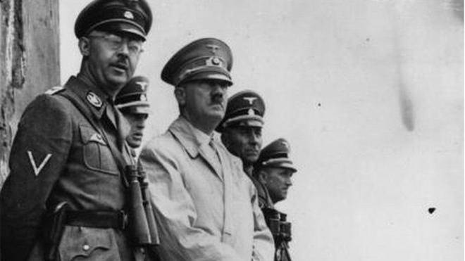 هيملر (الاول من اليمين) وهتلر كانا يؤمنان بنظرية تفوق العرق الآري