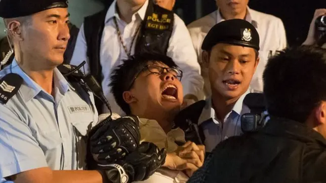 Lãnh đạo sinh viên Joshua Wong bị kéo đi bởi cảnh sát hôm 28/6