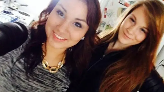 นางสาวคาเยนน์ โรส อังตวน (ซ้าย) สวมเข็มขัดเส้นที่ใช้เป็นอาวุธ ในภาพถ่ายคู่กับนางสาวบริทานีย์ การ์โกล