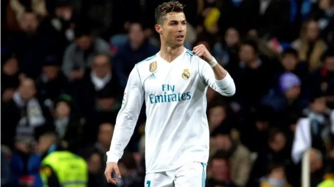 Cristiano Ronaldo bidoro iji bọọlụ akpata ego oge ọ dị afọ 12 ka ndị otu egwuregwu Sporting CP dị na mba Pọtụgal ji £1,500 zụta ya