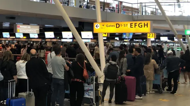 Pasajeros haciendo fila en el aeropuerto Schiphol de Amsterdam
