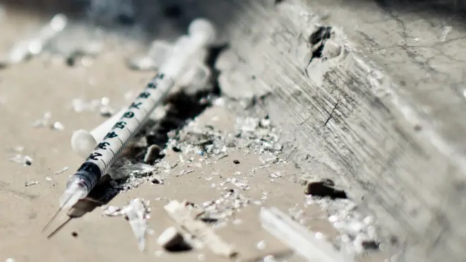 Шприц на полу