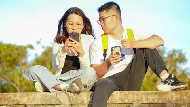 นักท่องเที่ยวชาวจีนชมพระอาทิตย์ตกดินในภูเก็ต