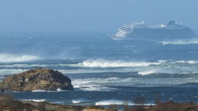 Корабель несло на скелі