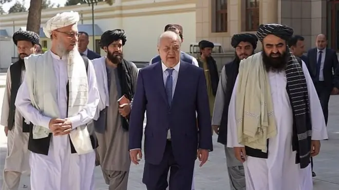 Абдул Салом Ҳанафий толибларнинг Иқтисодиёт масалаларига масъул мулозими бўлади (чапдан биринчи).