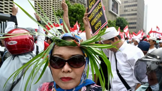 Seiring dengan semakin besarnya jumlah petugas yang tewas, semakin besar juga politisasi atas isu kematian petugas Pemilu.