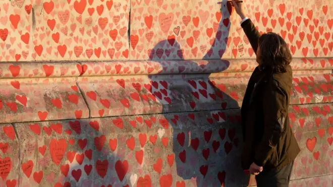 Мемориал в память об умерших от ковида в Британии