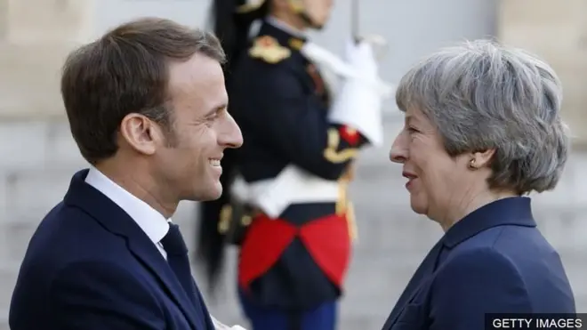 Tổng thống Pháp Emmanuel Macron tiếp Thủ tướng Anh Theresa May tại Paris tháng 4/2019