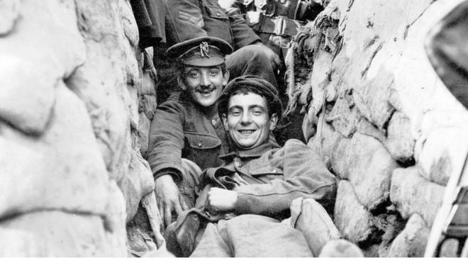 1915年，第一次世界大战期间，英军约克和兰开夏步兵团官兵在比利时以普尔附近的战壕里