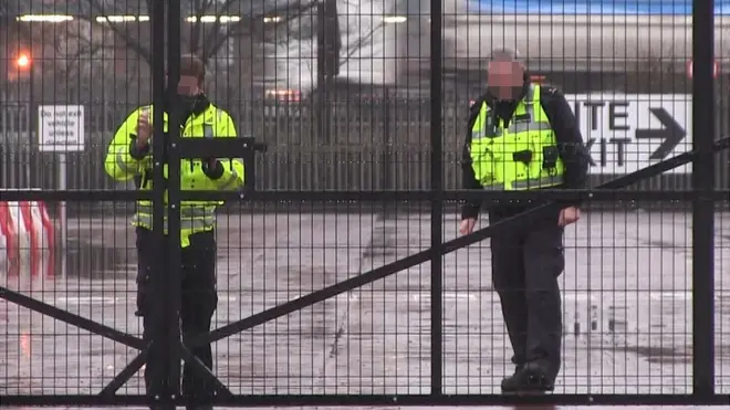 Таможенные проверки в портах Северной Ирландии приостановлены. Из-за предполагаемой опасности для таможенников фотоагентство даже "замазало" их лица, что очень нетипично для британской прессы