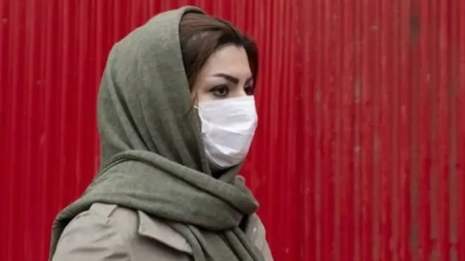 मास्क के साथ महिला