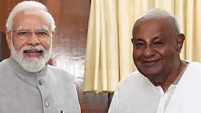 प्रधानमंत्री नरेंद्र मोदी और देवेगौड़ा की फाइल फोटो