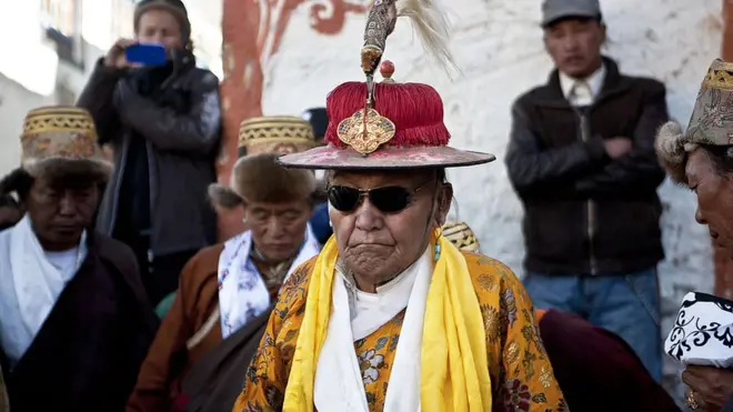 Король Джигме Палбар Біста в традиційному вбранні на фестивалі Тіджі 2011 року
