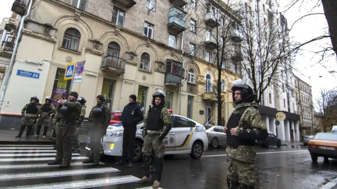 Правоохоронці біля будівлі у Харкові, де Національне антикорупційне бюро України проводило слідчі дії, 31 жовтня 2017 р.