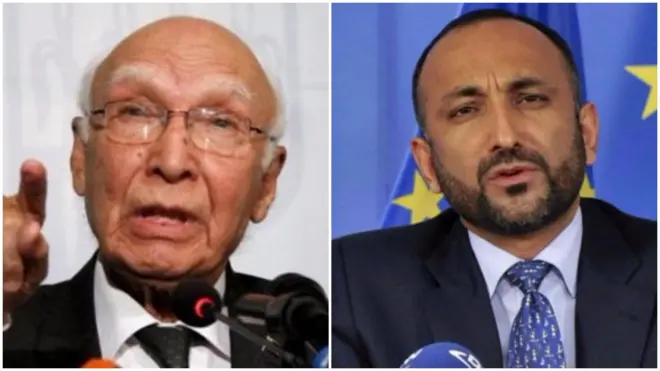 حنیف اتمر، مشاور امنیت ملی افغانستان (چپ) و سرتاج عزیز، مشاور نخست‌وزیر پاکستان در امور خارجی