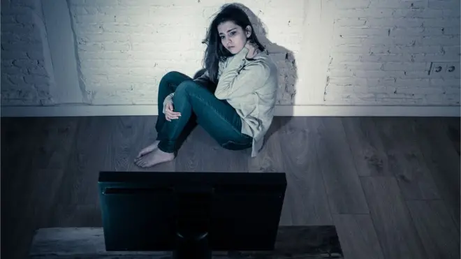 أغلب ضحايا العنف الإلكتروني نساء