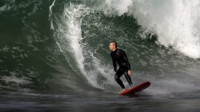 Протез - не помеха: как кататься на серфе с одной ногой