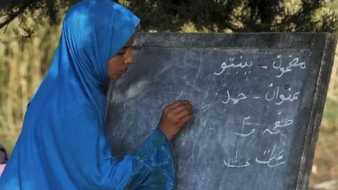 در شماری از مناطق افغانستان سنت‌های محافظه‌کارانه هنوز جلو رفتن دختران به مکتب/مدرسه را می‌گیرد