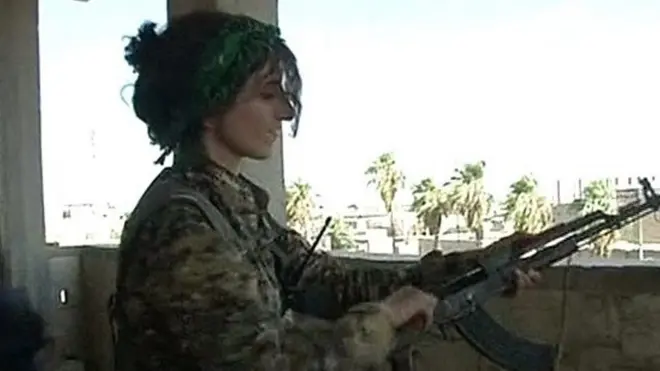 مقاتلة كردية