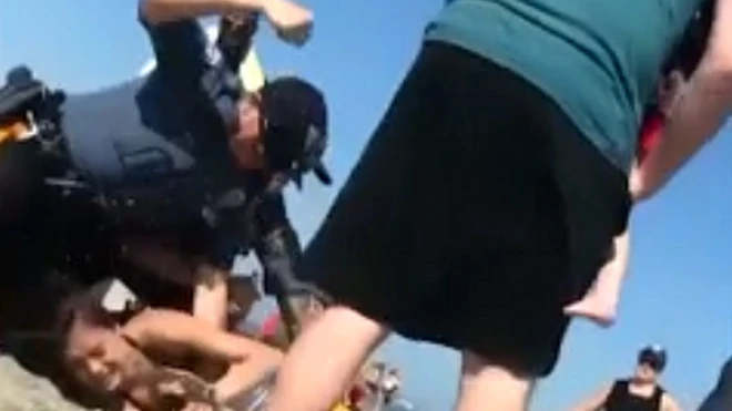 ኣሜሪካዊ ፖሊስ ንሓንቲ ሰበይቲ ብጉስጢ ክሃርም እንከሎ ብቪድዮ ተቐዲሑ