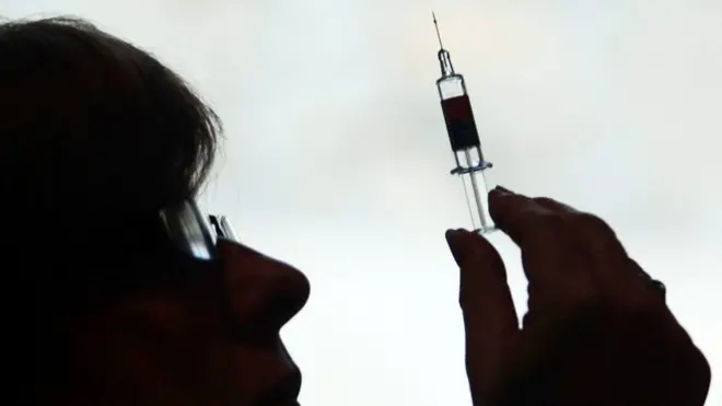 手拿注射器的护士侧影