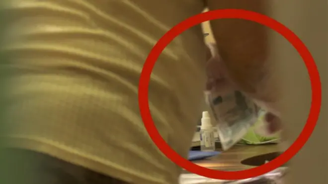 "Нам дали подарочек": в здании, где находятся избирательные участки, выдавали деньги