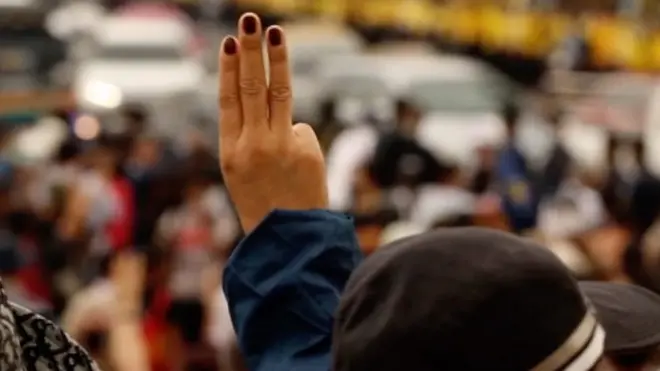 ماذا يعني رمز الأصابع الثلاثة في تايلاند؟