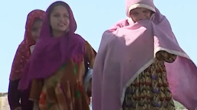 المزارع الأمي الذي يسعى لتعليم فتيات قريته