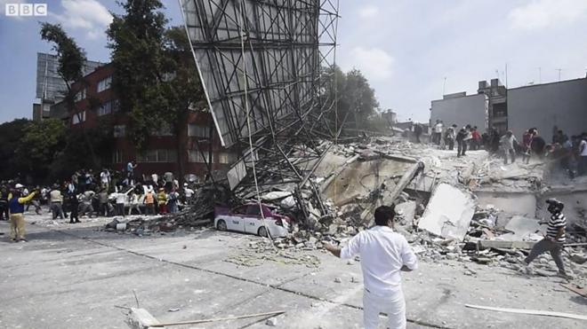 Жертвами мощного землетрясения в Мексике стали сотни человек.