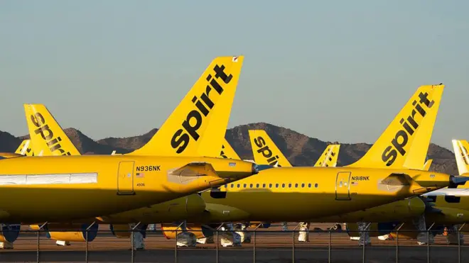 Los icónicos aviones amarillos de Spirit Airlines, estacionados en una pista de aterrizaje.