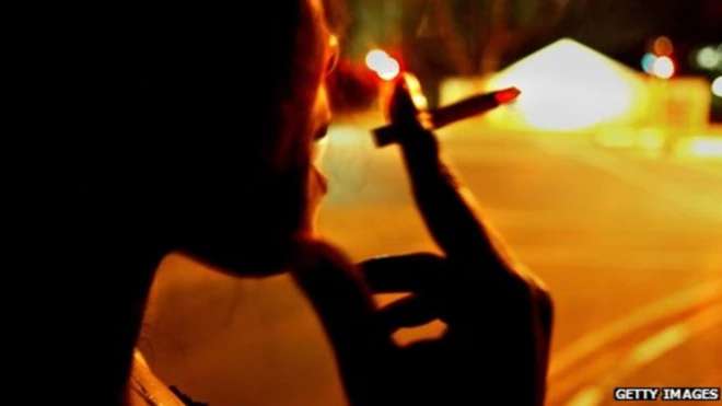 Sex worker dey smoke