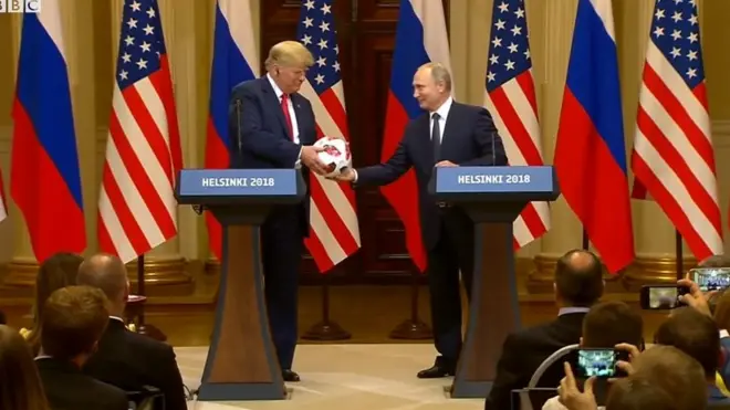 Путін подарував Трампу м'яча.