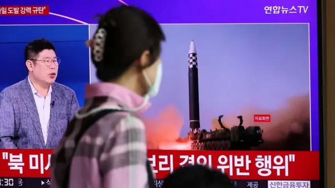 Một phụ nữ ở Seoul, Hàn Quốc xem TV bản tin phát sóng về việc Bắc Hàn phóng ba tên lửa