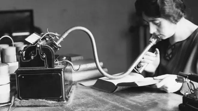 Una máquina de dictados